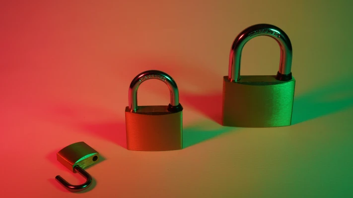 padlocks-flyd-ccupniok-b0-unsplash